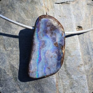 Pendentif Opale Boulder, Surface Bleue Laiteuse Accentuée par des Éclats Indigo et Turquoise électrique