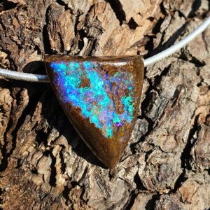 Pendentif opale boulder de forme triangle : Lagon turquoise et vert envoûtant