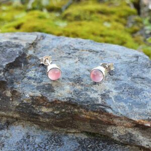 Boucles d'oreilles élégantes Féenomen®️ en argent 925, agrémentées de tourmaline rose. Une expression quotidienne de style et d'originalité.