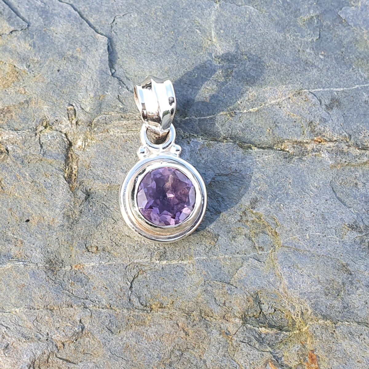 Petit pendentif rond Éclipse en argent 925 avec améthyste à facette, douceur violette.