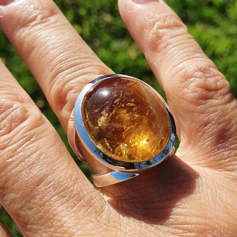 Bague Citrine – Éclats Doré & Ocre – Taille 54 Bague en citrine naturelle ovale, sertie sur un anneau en argent massif; un style épuré et lumineux