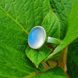 superbe qualité de pierre de lune transparente avec des reflets bleus parfaitement sertie sur une bague en taille 52