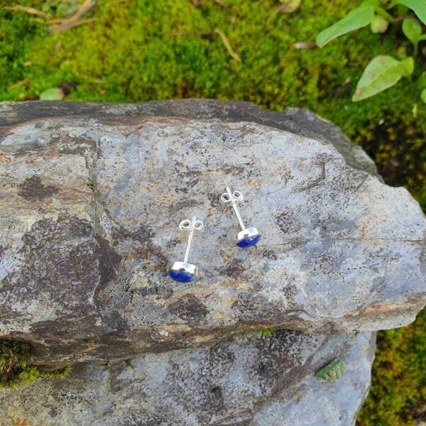 Clous d’Oreilles en Lapis Lazuli – Rond