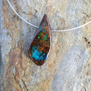pendentif en opale boulder aux touches de bleu électrique et vert : voyage autour de la terre