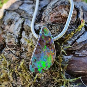 Découvrez la Magie du Pendentif Opale Boulder aux Couleurs Captivantes