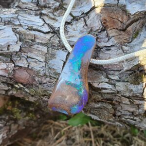 Pendentif en opale boulder : Forme de Vague et Couleurs Aquatiques