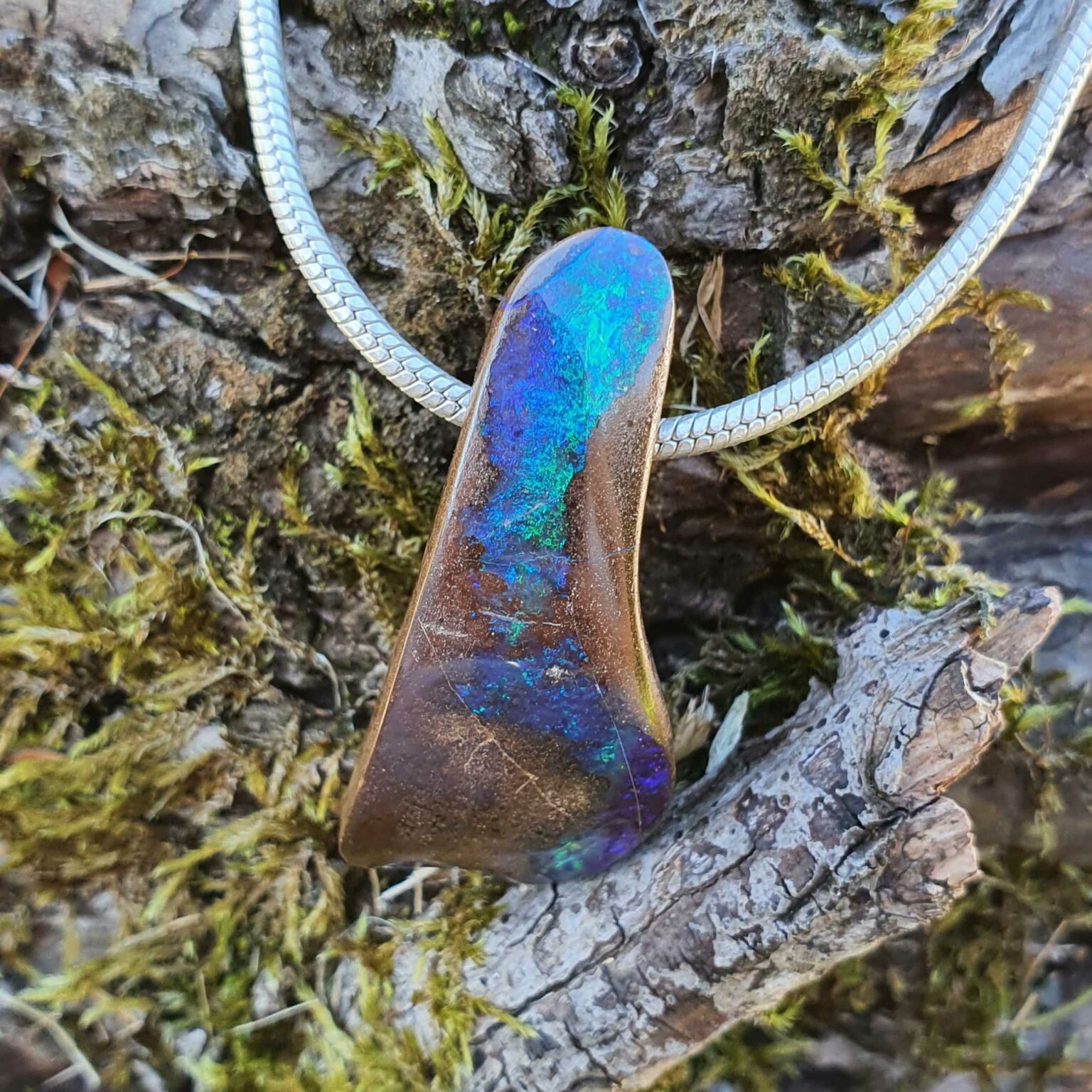 Pendentif arbre du voyageur opaline bleue 