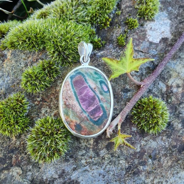 Pendentif Rubis sur Fuchsite