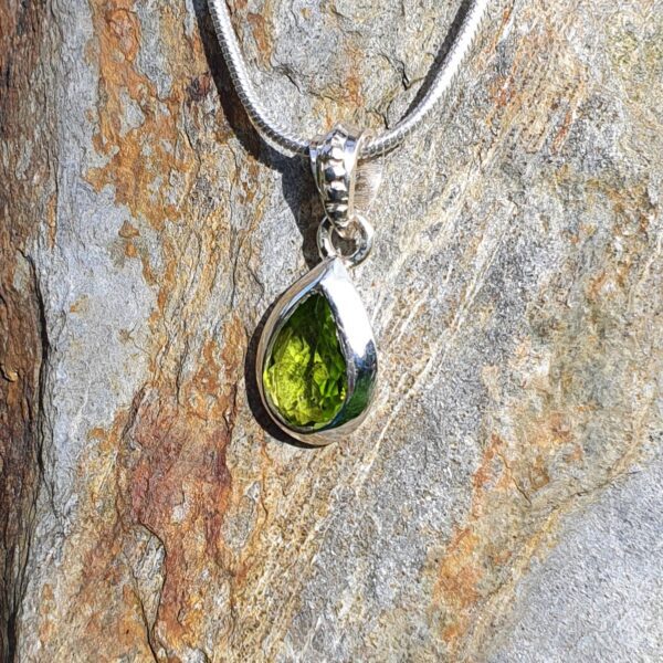 Pendentif Rond En Argent 925 Avec Verre Vert Taillé Irisé – Diamètre 2,1 Cm – Neuf Sans Emballage