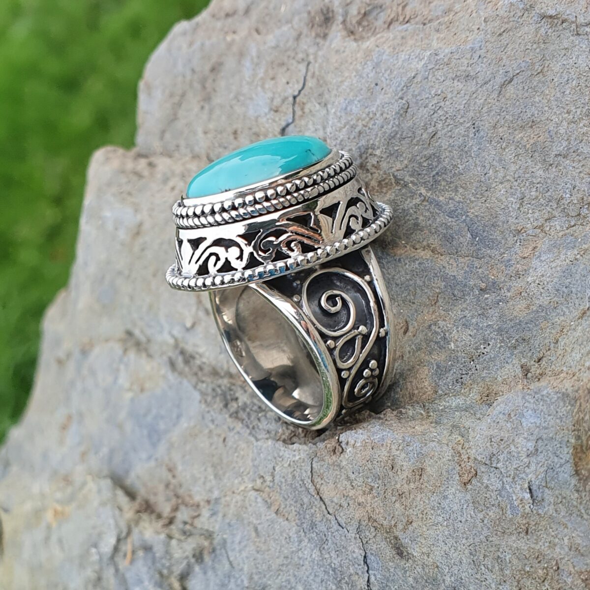 Bague Planète en argent massif sertie d'un cabochon de lapis-lazuli