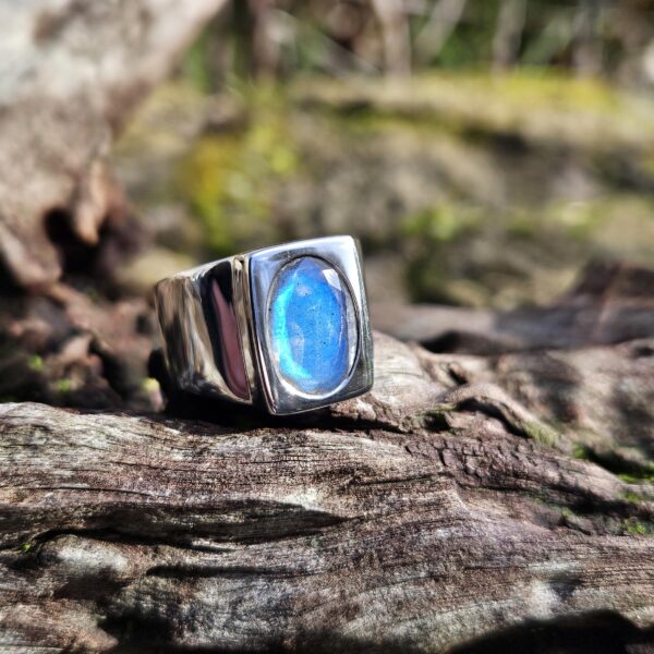 Une bague chevalière confortable et élégante avec sa labradorite taillée de qualité supérieure.