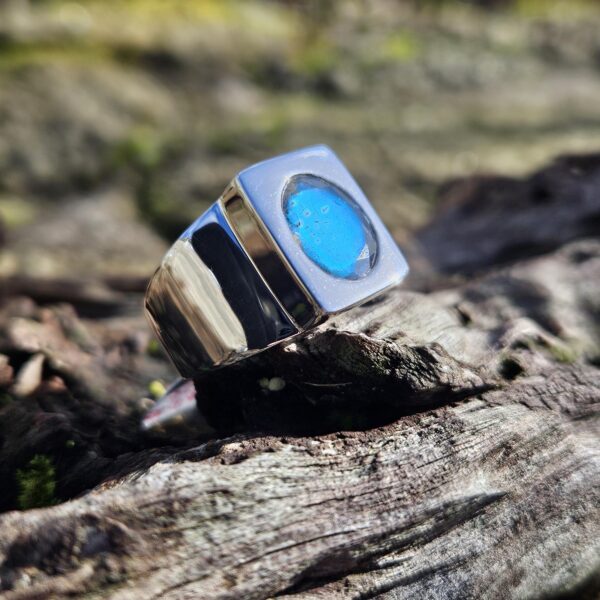 Une bague chevalière confortable et élégante avec sa labradorite taillée de qualité supérieure.