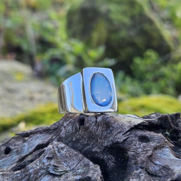 Bague Chevalière en argent 925 avec une labradorite taillée et ses reflets bleues captivants. Taille 66