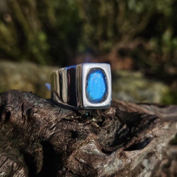 Bague Chevalière en argent 925 avec une labradorite taillée et ses reflets bleues captivants. Taille 68