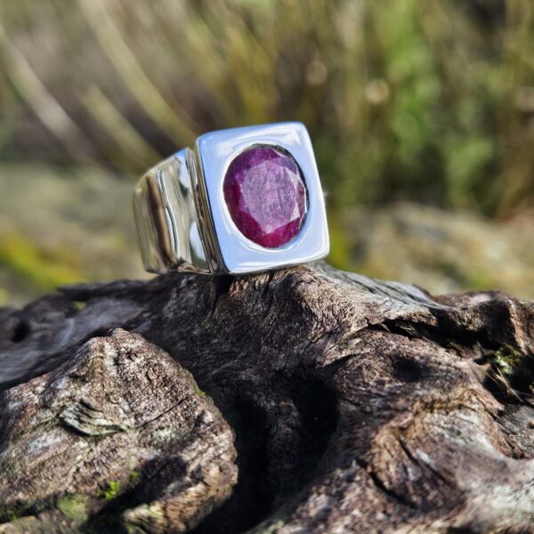 Bague chevalière en rubis naturel : symbole de caractère