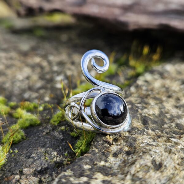 Bague ajustable en spinelle noir cabochon, collection « Arabesque », en argent 925. Taille 54