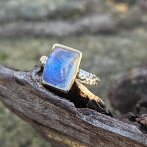 Bague en Pierre de Lune "Arc-en-Ciel" : Reflets Extraordinaires