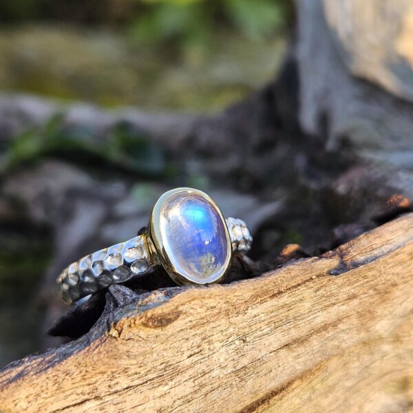 Bague en Pierre de Lune "Arc-en-Ciel" : Reflets Extraordinaires