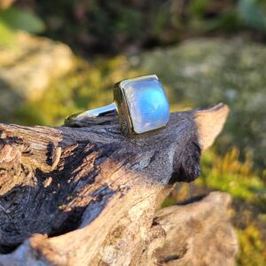 Bague en Pierre de Lune "Arc-en-Ciel" : Reflets Extraordinaires