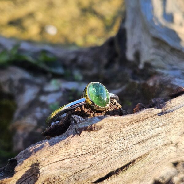 Bague élégante en tourmaline verte (verdelite) avec des finitions en plaqué or 18 carats sur une monture en argent 925. Taille 58