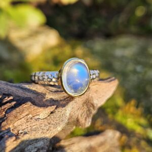 Bague en Pierre de Lune "Arc-en-Ciel" : Reflets Extraordinaires