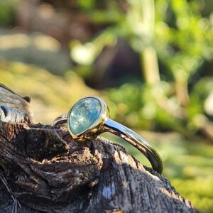 Découvrez l'éclat captivant de la bague en aigue marine. Plaquage or sur argent 925, une pièce unique de notre collection, symbole de beauté intemporelle.