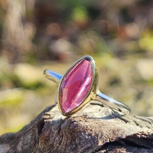 Bague en Grenat de Haute Qualite: Harmonie de l'Or et de l'Argent