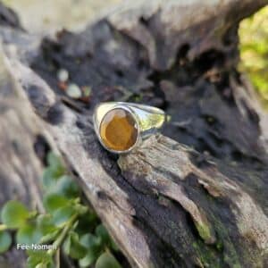 Bague chevalière œil de tigre et argent massif 925. Taille 64. La pierre taillée finement diffuse ses reflets. Un bijou unique pour allier élégance et protection.