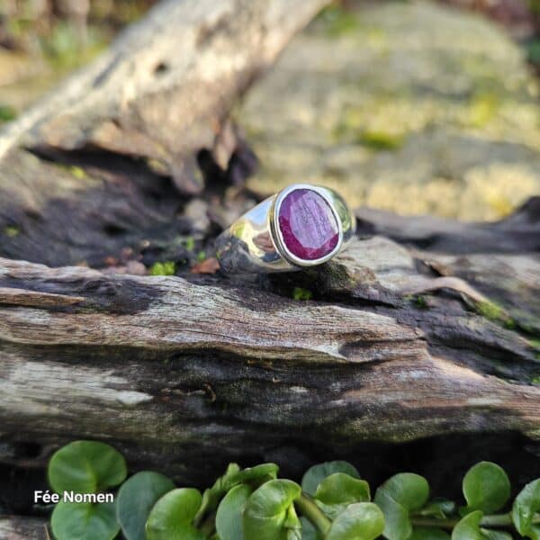 Bague chevalière en rubis naturel taillé polki et serti clos sur une chevalière