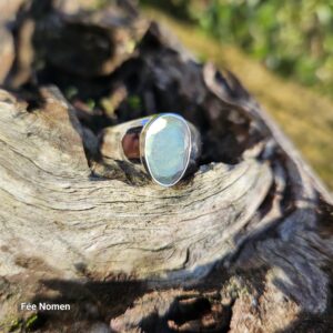 Bague Chevalière en argent 925 avec une labradorite taillée et ses reflets verts captivants. Taille 64