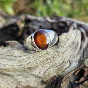 Une bague chevalière en grenat hessonite aux nuances chaudes, créée par Féenomen Créations. Modèle en taille 66