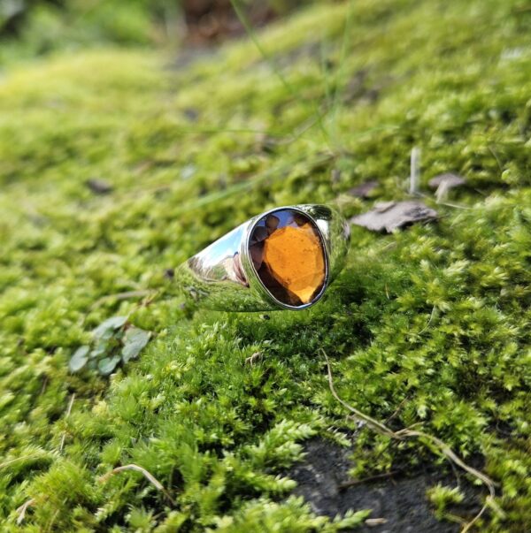 Une bague chevalière en grenat hessonite aux nuances chaudes, créée par Féenomen Créations. Modèle en taille 66