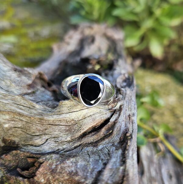 Bague Chevalière en Argent 925 avec Spinelle Noir Taillé : Protection et Élégance