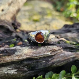 Bague Chevalière en grenat hessonite aux nuances chaudes, créée par Féenomen®️