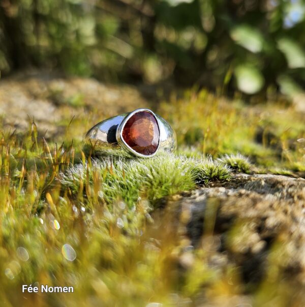 Bague chevalière en argent massif ornée d’un grenat hessonite de qualité pour une taille 60