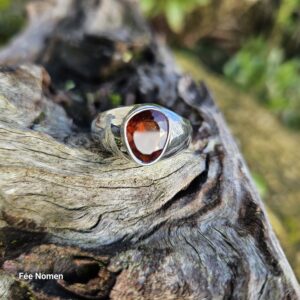 Bague chevalière en grenat hessonite, éclat chaleureux et lumière naturelle sur une monture en argent massif - Taille 64