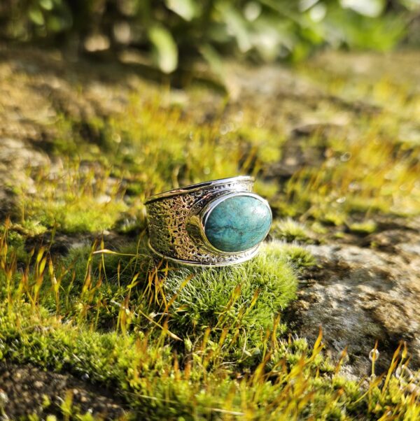 Cette bague, en argent massif martelé à la main, met en lumière une turquoise tibétaine soigneusement sélectionnée.