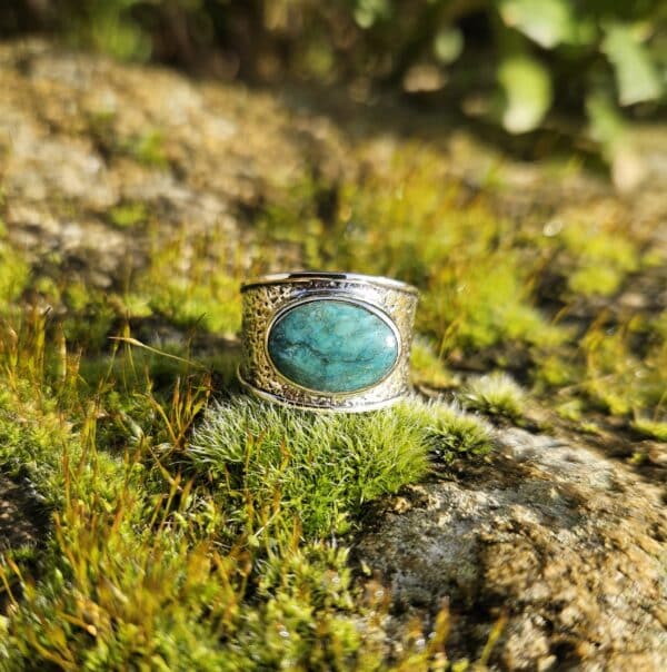 Cette bague, en argent massif martelé à la main, met en lumière une turquoise tibétaine soigneusement sélectionnée.