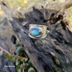 Bague en labradorite sertie sur un anneau large martelé en argent massif - Reflets bleu et vert