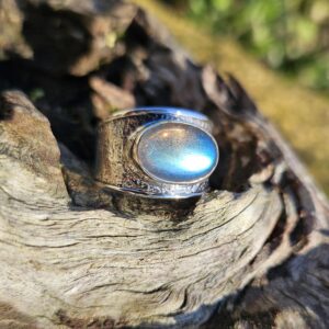 Bague en argent massif et labradorite – Design martelé et pierre aux reflets mystiques