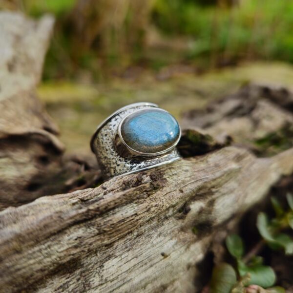 Bague en argent massif et labradorite – Reflets verts / Une ode à la nature