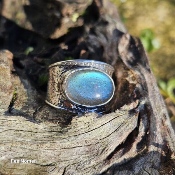 Bague en argent massif et labradorite – Reflets verts / Une ode à la nature