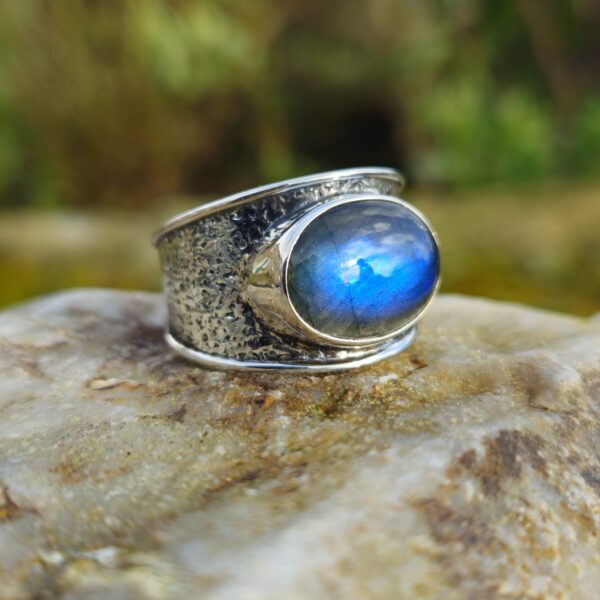 La bague labradorite repose sur un anneau large et martelé, conçu en argent massif pour un style intemporel et un confort absolu