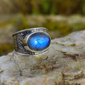 La bague labradorite repose sur un anneau large et martelé, conçu en argent massif pour un style intemporel et un confort absolu