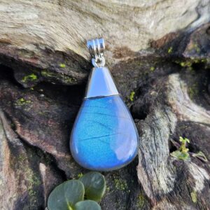 Pendentif original en argent avec une labradorite naturelle aux reflets bleus profonds