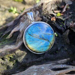 Pendentif en argent 925 avec une superbe labradorite ronde aux reflets bleus et dorés