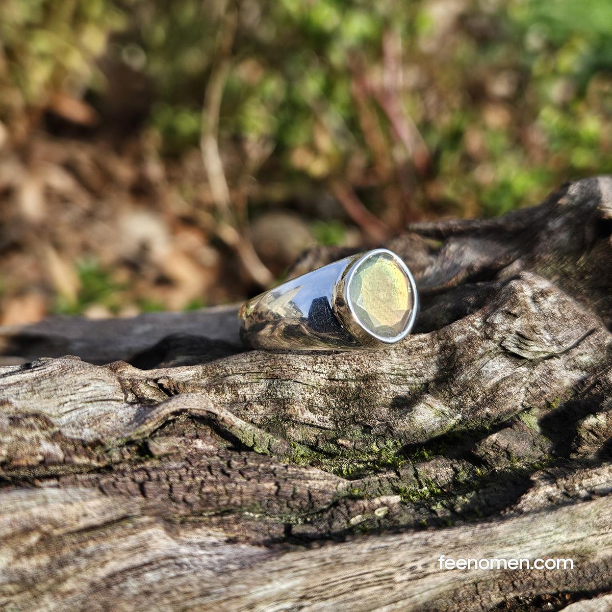 Chevalière Labradorite – Vert Doré – Taille 60 Bague Chevalière en argent 925 avec une labradorite taillée et ses reflets verts, oranges, dorées captivants. Taille 60