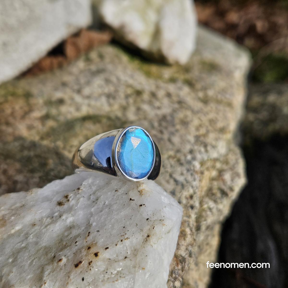 Chevalière Labradorite – Tuléar – Taille 62 Bague Chevalière en argent 925 avec une labradorite taillée et ses reflets bleues captivants. Taille 62
