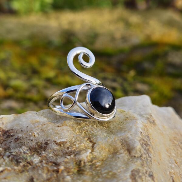 Bague ajustable en spinelle noir cabochon, collection « Arabesque », en argent 925. Taille 60