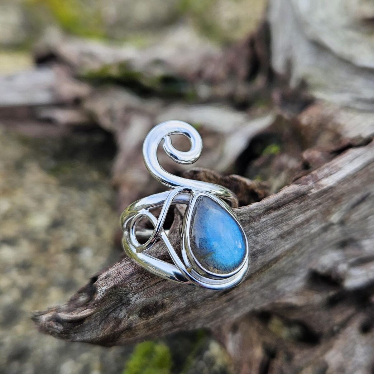 Bague Labradorite – Goutte Bleue – Taille 58 Bijou en labradorite bleue sur anneau ajustable en argent massif